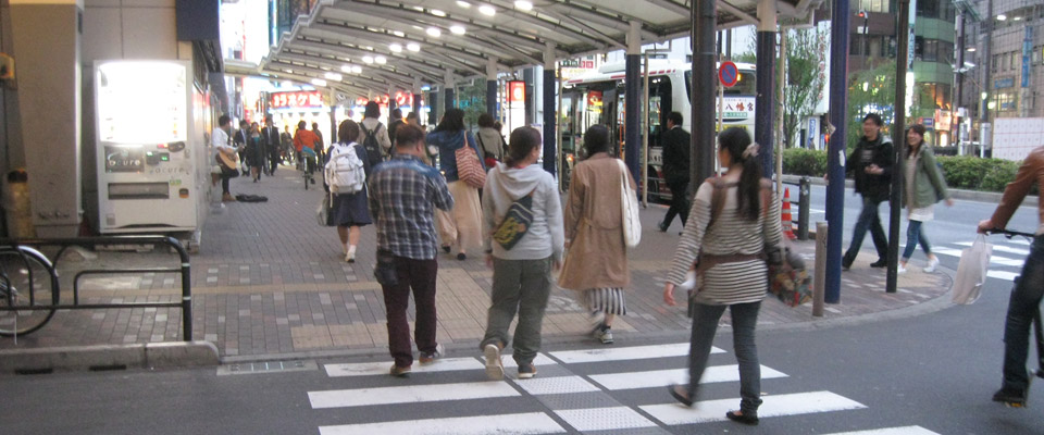 高円寺駅前の横断歩道